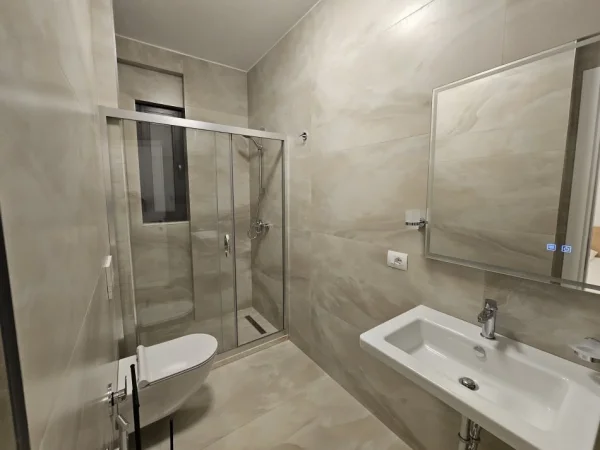 Tirane, jepet me qera apartament 2+1 Kati 5, 110 m² 650 € (Rruga Xhanfize Keko. perballe UET, Porcelani.)