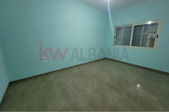 Tirane, jepet me qera ambjent biznesi Kati 1, 370 m² 3.700 € (Rruga e Kavajes, shume prane kryqezimit te 21 Dhjetorit!)