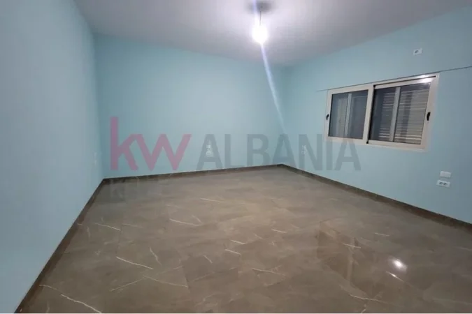 Tirane, jepet me qera ambjent biznesi Kati 1, 370 m² 3.700 € (Rruga e Kavajes, shume prane kryqezimit te 21 Dhjetorit!)