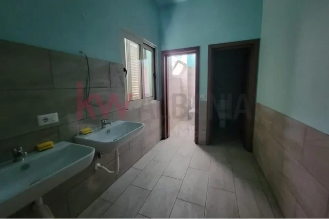 Tirane, jepet me qera ambjent biznesi Kati 1, 370 m² 3.700 € (Rruga e Kavajes, shume prane kryqezimit te 21 Dhjetorit!)