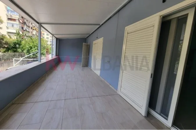 Tirane, jepet me qera ambjent biznesi Kati 1, 370 m² 3.700 € (Rruga e Kavajes, shume prane kryqezimit te 21 Dhjetorit!)