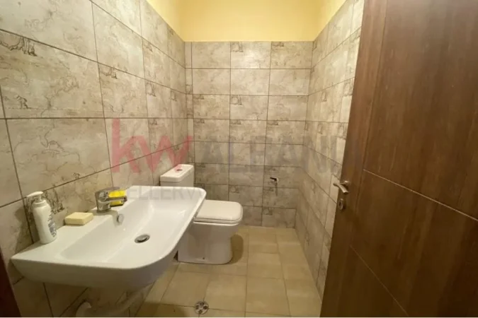 Tirane, jepet me qera ambjent biznesi Kati 1, 370 m² 3.700 € (Rruga e Kavajes, shume prane kryqezimit te 21 Dhjetorit!)