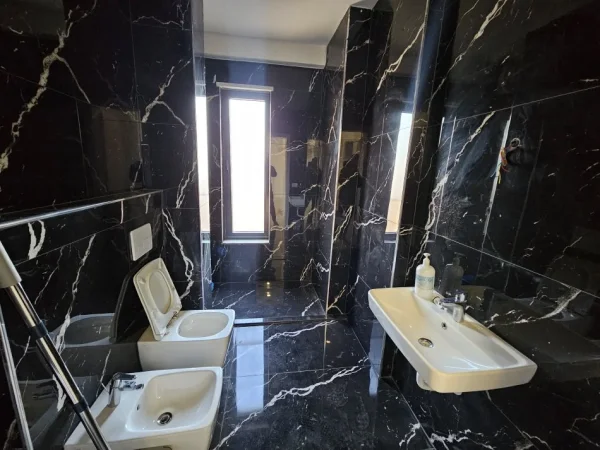 Tirane, shitet apartament 2+1 Kati 5, 92 m² 240.000 € (Fillimi i Bulevardit te Ri)