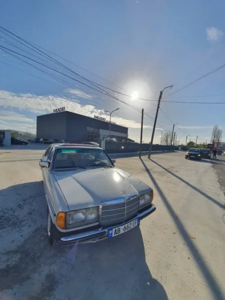 Shqiperi, shes makine Nafte, gri metalizato manuale