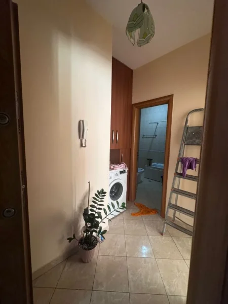 Tirane, jepet me qera apartament 1+1+Ballkon Kati 5, 75 m² 450 € (Don Bosko prane golden day)