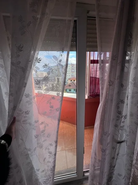 Tirane, jepet me qera apartament 1+1+Ballkon Kati 5, 75 m² 450 € (Don Bosko prane golden day)