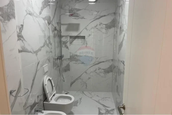 Durres, jepet me qera apartament 3+1+Ballkon Kati 1, 160 m² 1.000 € (Liqeni i Thate)