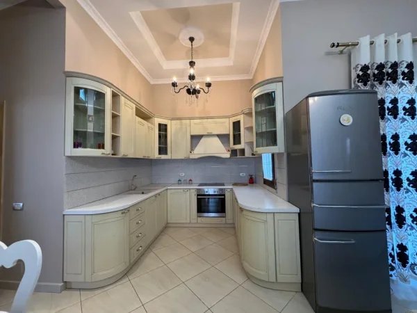 Tirane, jepet me qera apartament 2+1 Kati 5, 300 m² 800 € (Kopshti Botanik)