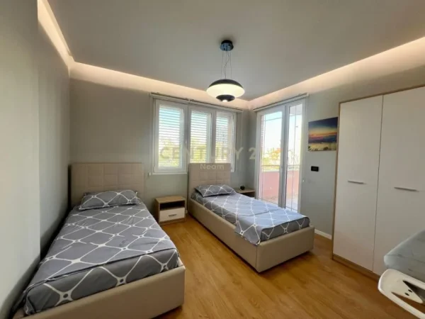 Tirane, jepet me qera apartament 2+1+Ballkon Kati 1, 120 m² 800 € (Neom104511)