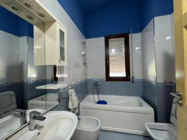 Tirane, Papafingo per qira 2+1 +ballkon + parkim Kati 5, 98 m² 800 € (Kopshti Botanik)