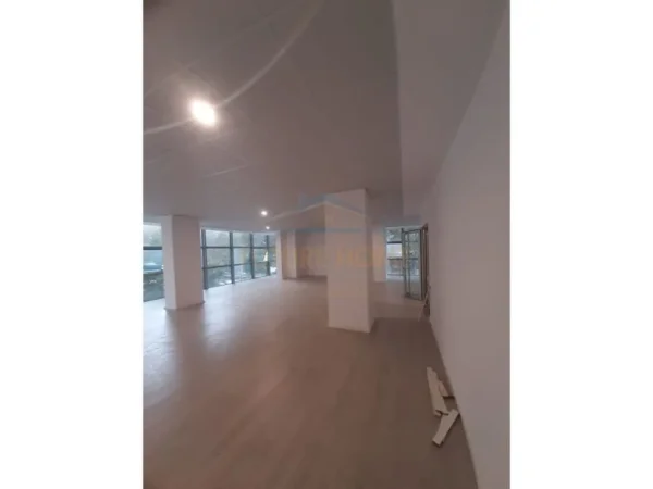 Vlore, shitet ambjent biznesi Kati 1, 201 m² 361.800 € (Rruga e Cipajve RV47010)
