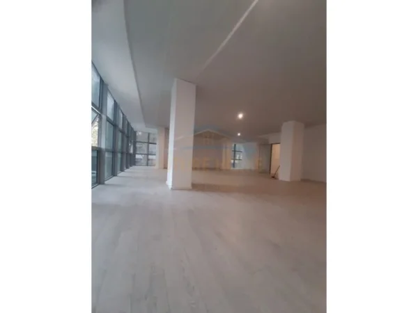 Vlore, shitet ambjent biznesi Kati 1, 201 m² 361.800 € (Rruga e Cipajve RV47010)