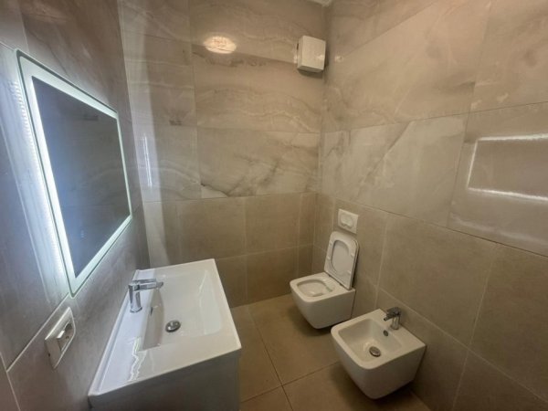 Tirane, jepet me qera apartament 2+1 Kati 2, 115 m² 850 € (Uzina Dinamo)