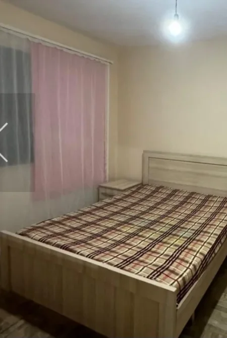 Tirane, jepet me qera Vile 1+1 Kati 1, 60 m² (Fundi Rruges Burgut, Perball Skrapit)