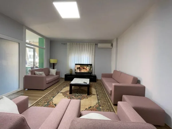 Tirane, jepet me qera apartament 2+1+Aneks+Ballkon Kati 3, 120 m² 800 € (Kristal Center)