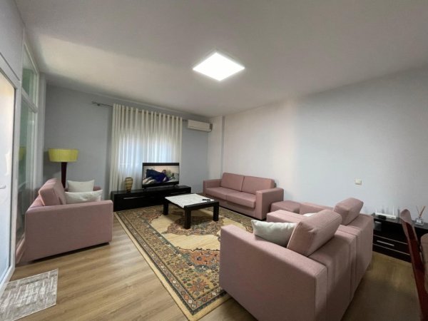 Tirane, jepet me qera apartament 2+1+Aneks+Ballkon Kati 3, 120 m² 800 € (Kristal Center)