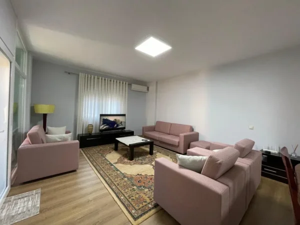 Tirane, jepet me qera apartament 2+1+Aneks+Ballkon Kati 3, 120 m² 800 € (Kristal Center)