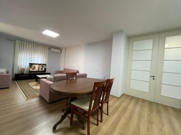 Tirane, jepet me qera apartament 2+1+Aneks+Ballkon Kati 3, 120 m² 800 € (Kristal Center)