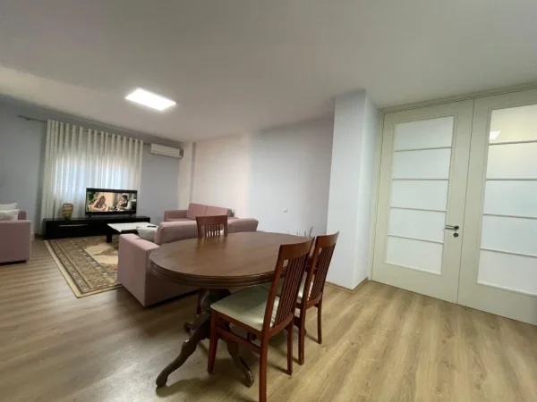 Tirane, jepet me qera apartament 2+1+Aneks+Ballkon Kati 3, 120 m² 800 € (Kristal Center)