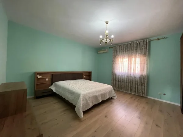 Tirane, jepet me qera apartament 2+1+Aneks+Ballkon Kati 3, 120 m² 800 € (Kristal Center)