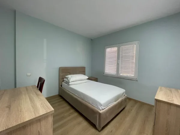 Tirane, jepet me qera apartament 2+1+Aneks+Ballkon Kati 3, 120 m² 800 € (Kristal Center)