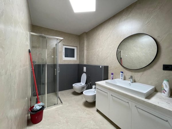Tirane, jepet me qera apartament 2+1+Aneks+Ballkon Kati 3, 120 m² 800 € (Kristal Center)