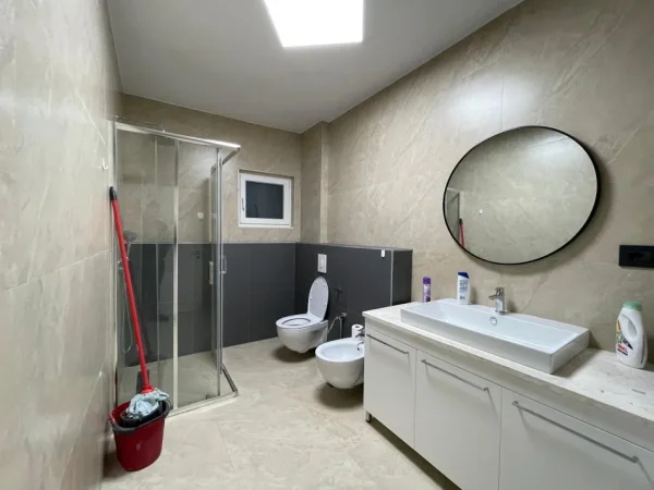 Tirane, jepet me qera apartament 2+1+Aneks+Ballkon Kati 3, 120 m² 800 € (Kristal Center)