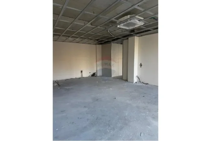 Tirane, jepet me qera ambjent biznesi , 3.500 € (Lake View)