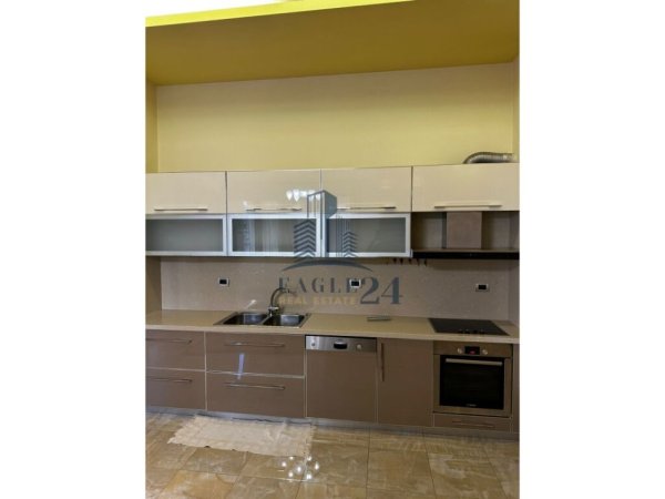 Tirane, jepet me qera apartament 2+1+Ballkon Kati 2, 110 m² 900 € (pazari i ri)