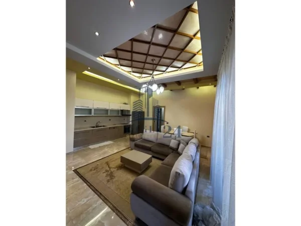 Tirane, jepet me qera apartament 2+1+Ballkon Kati 2, 110 m² 900 € (pazari i ri)