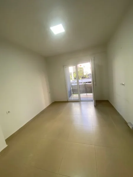 Tirane, jepet me qera ambjent biznesi Kati 2, 93 m² 1.000 € (Rruga Kosovareve)