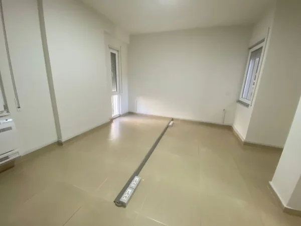 Tirane, jepet me qera ambjent biznesi Kati 2, 93 m² 1.000 € (Rruga Kosovareve)