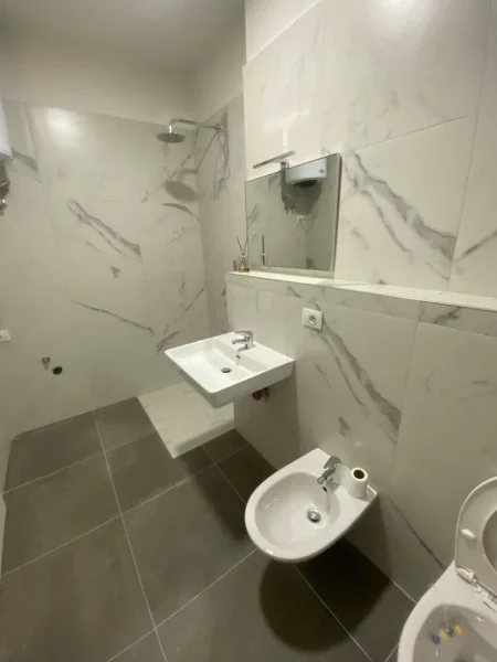 Tirane, jepet me qera ambjent biznesi Kati 2, 93 m² 1.000 € (Rruga Kosovareve)
