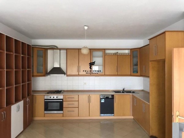 Tirane, jepet me qera apartament 2+1+Ballkon Kati 3, 90 m² 550 € (KOMUNA E PARISIT)