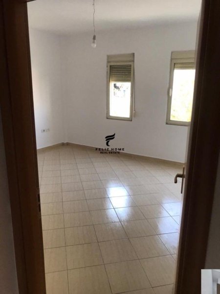 Tirane, jepet me qera apartament 2+1+Ballkon Kati 3, 90 m² 550 € (KOMUNA E PARISIT)