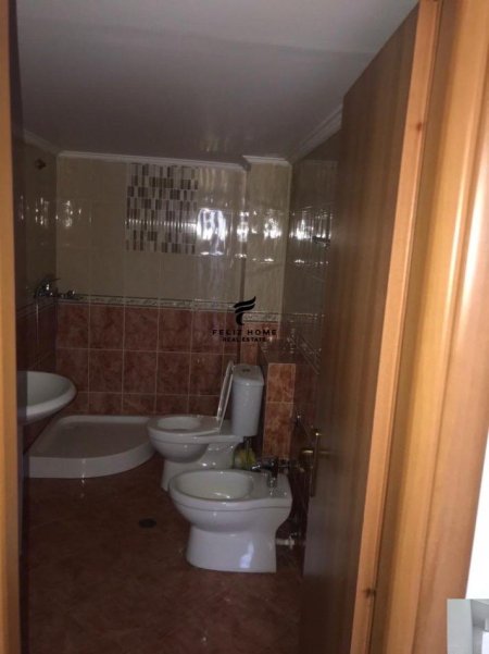 Tirane, jepet me qera apartament 2+1+Ballkon Kati 3, 90 m² 550 € (KOMUNA E PARISIT)