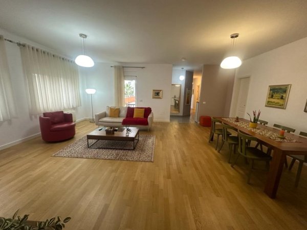 Tirane, jepet me qera apartament 3+1+Ballkon Kati 1, 185 m² 1.600 € (Rezidenca The Touch of The Sun)