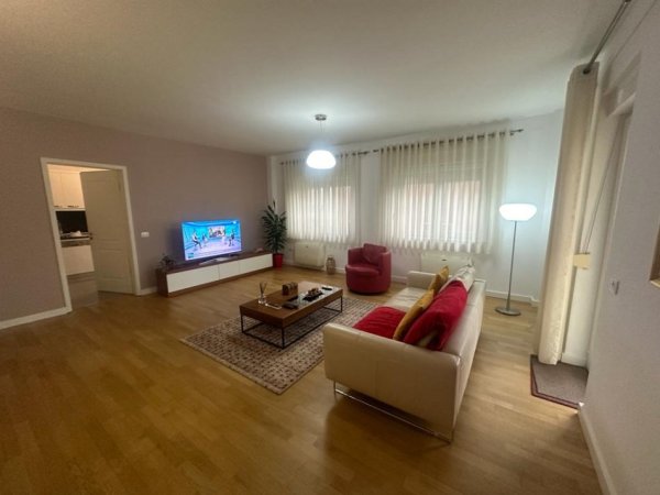 Tirane, jepet me qera apartament 3+1+Ballkon Kati 1, 185 m² 1.600 € (Rezidenca The Touch of The Sun)
