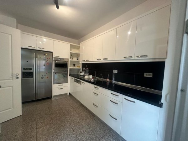 Tirane, jepet me qera apartament 3+1+Ballkon Kati 1, 185 m² 1.600 € (Rezidenca The Touch of The Sun)