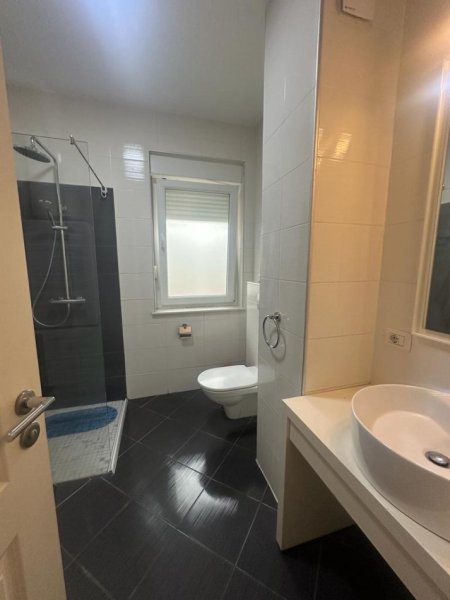 Tirane, jepet me qera apartament 3+1+Ballkon Kati 1, 185 m² 1.600 € (Rezidenca The Touch of The Sun)