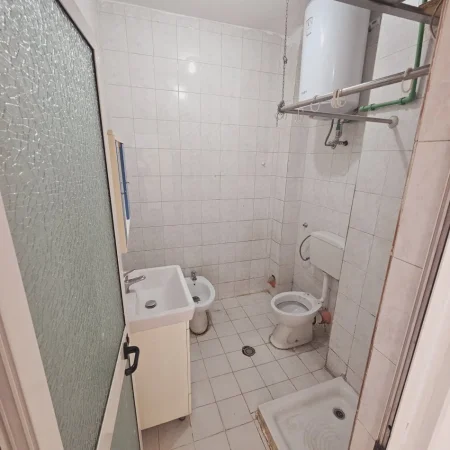 SHITET APARTAMENT 2+1 PRANE MINISTRISE SE JASHTME (BRRYLI)