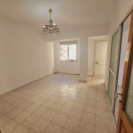 SHITET APARTAMENT 2+1 PRANE MINISTRISE SE JASHTME (BRRYLI)