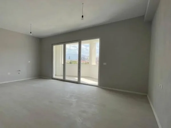 Tirane, jap me qera zyre Kati 1, 104 m² 540 € (Unaza e Re)