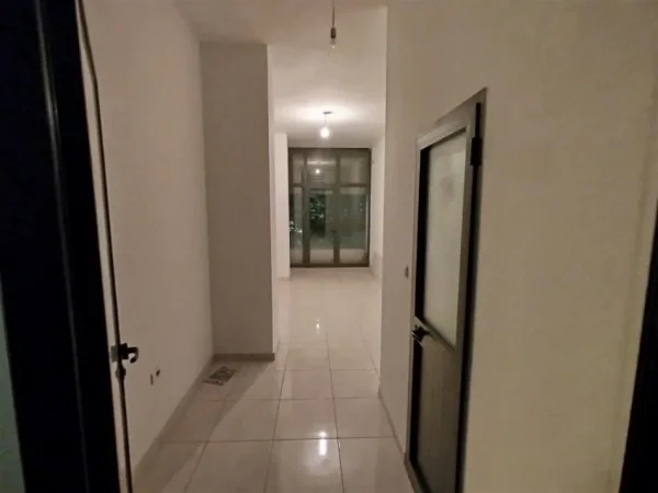 Tirane, jap me qera zyre Kati 2, 30 m² (Astir)