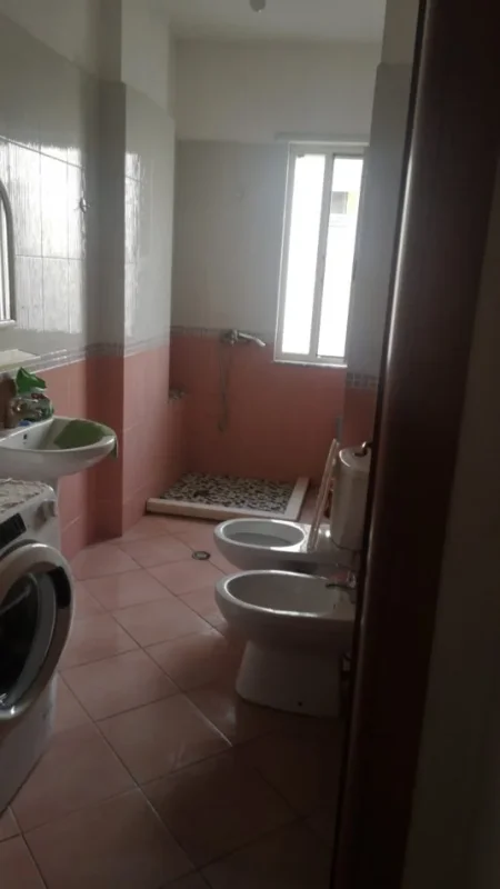Durres, jepet me qera apartament 1+1+Ballkon Kati 5, 65 m² 250 € (Rruga Pavaresia)