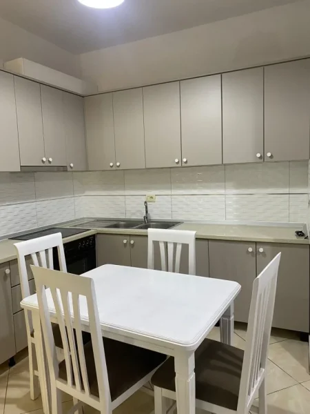 Tirane, jepet me qera apartament 1+1 Kati 2, 75 m² 400 € (Rruga Andon Mazreku)