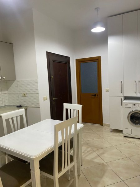 Tirane, jepet me qera apartament 1+1 Kati 2, 75 m² 400 € (Rruga Andon Mazreku)
