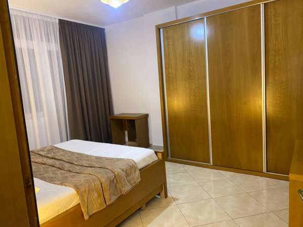 Tirane, jepet me qera apartament 1+1 Kati 2, 75 m² 400 € (Rruga Andon Mazreku)