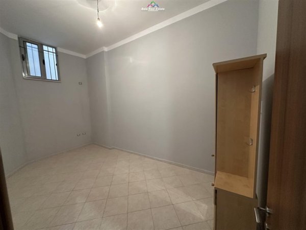 Tirane, jepet me qera apartament 2+1 Kati 3, 130 m² 350 € (fresku)