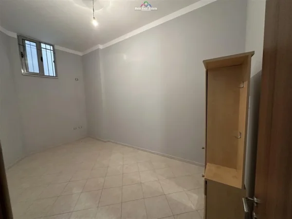 Tirane, jepet me qera apartament 2+1 Kati 3, 130 m² 350 € (fresku)